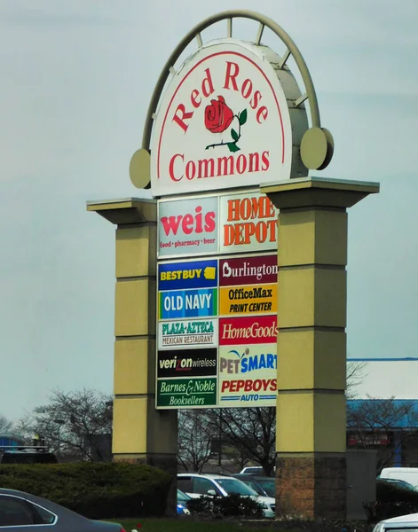 Lancaster, Pennsylvania 'daki Red Rose Commons alışveriş merkezinin girişindeki büyük tabela manzarası.