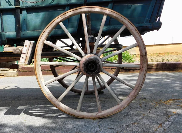 Eski moda bir Conestoga vagonunun ahşap bir tekerleği Lancaster, Pennsylvania 'daki Amish Çiftliği' nde.