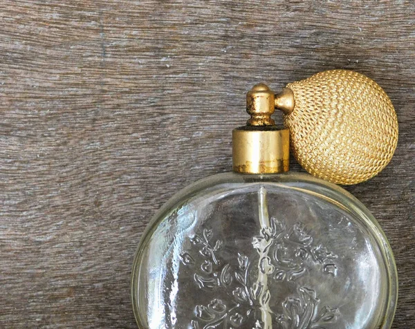 Antieke Glazen Parfumfles Met Diffusorpomp Met Houten Ondergrond — Stockfoto