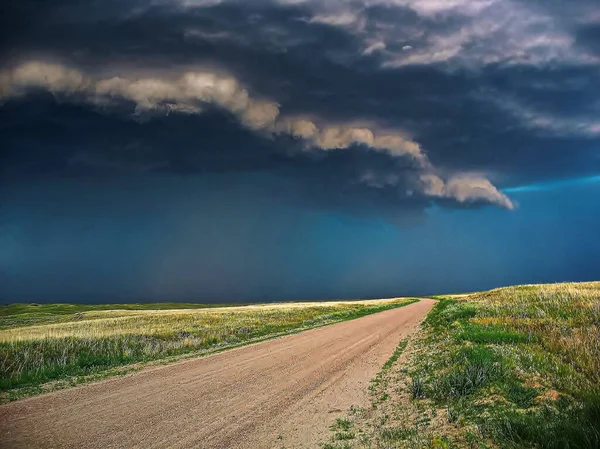 Blick Auf Eine Ländliche Straße Mit Beängstigenden Gewitterwolken Darüber Irgendwo — Stockfoto