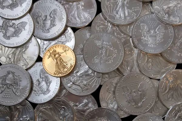 Egy Halom Amerikai Sas Ezüst Dollár Egy Arany Érmével Tetején Stock Fotó