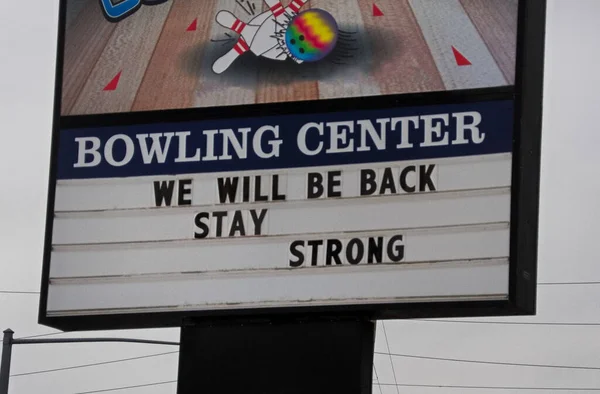 Zárjuk Helyi Bowling Központ Tábláját Amin Áll Visszajövünk Erősek Maradunk Stock Fotó