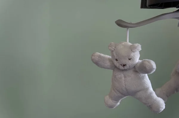 Urso Pelúcia Cinza Branco Pendurado Celular Com Espaço Cópia Para — Fotografia de Stock