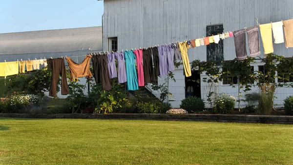 Eine Wäscheleine Mit Farbenfroher Handgemachter Kleidung Der Amischen Die Der — Stockfoto