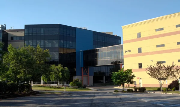 Lancaster, Pennsylvania / ABD - 3 Temmuz 2020: Eurofins Lancaster Laboratuvar binaları, solunda yeni bina ve onu bağlayan podyum