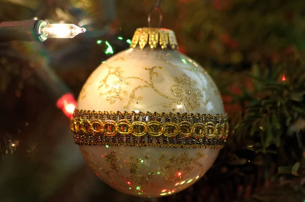 Vue Rapprochée Une Ampoule Noël Blanche Dorée Ancienne Lumière Une Photo De Stock