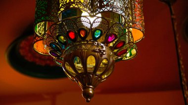 Setia 'daki alışveriş merkezinde asılı renkli Türk feneri.