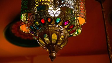 Setia 'daki alışveriş merkezinde asılı renkli Türk feneri.