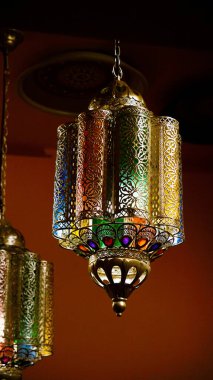 Setia 'daki alışveriş merkezinde asılı renkli Türk feneri.