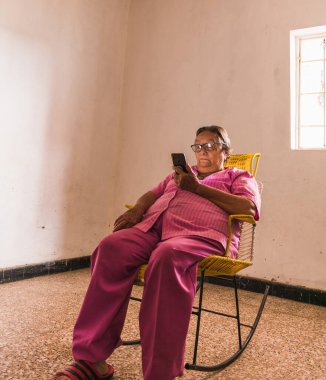 Büyükannem akıllı telefon oturuşu hakkında bilgi topluyor.