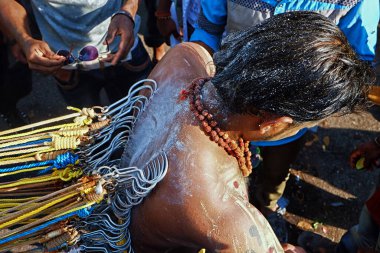 Thaipusam gününde kavadi inceleme işlemini tamamladıktan sonra geniş açıklık nedeniyle yumuşak odak efektiyle yüksek açılı bir Kavadi Bearear çekimi..