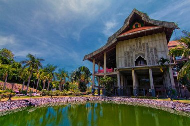 Yeşil renkli gölden kısmi yansıması olan tarihi bina