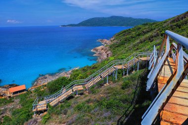 Küçük Peren adasının kuzey tarafındaki kırık bir iskeleye doğru uzanan merdiven manzarası.