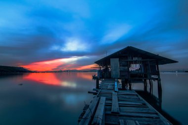 Güneş doğarken güzel manzara görüntüsü ve uzun pozlama tekniğinden dolayı yumuşak odak etkisi.