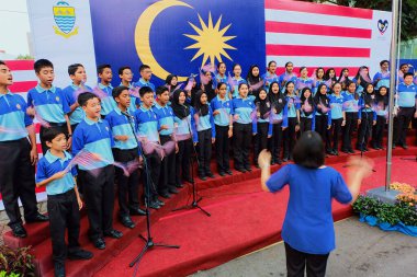 Georgetown, Penang - 31 Ağustos 2016: Bir grup koro üyesi uzun pozlama tekniği nedeniyle hareket bulanıklığı etkisi olan bir sahnede gösteri yapıyor. Malezya her yıl 31 Ağustos 'ta ulusal gününü kutluyor.