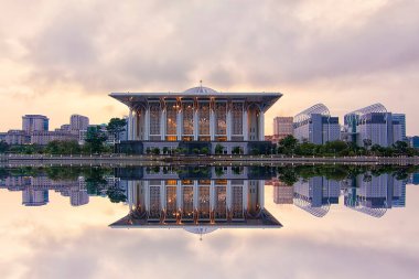 Putrajaya 'da çelikten yapılmış bir caminin güzel mimari manzarası.
