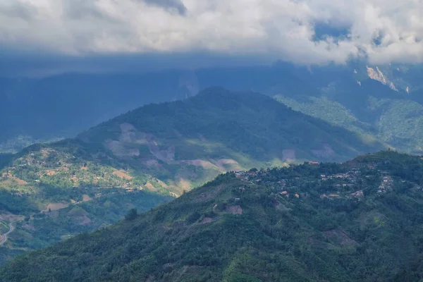 Vista Panorámica Pequeño Pueblo Cima Una Colina Con Monte Kinabalu — Foto de Stock