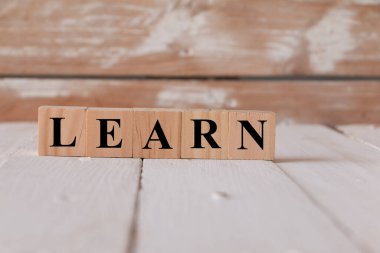 Sözcüklerle tahta bloklar - Öğren