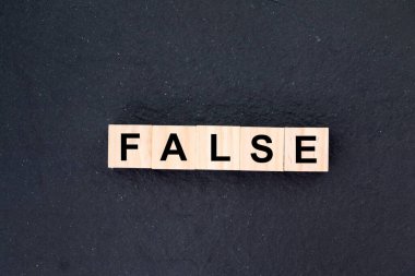 Tahta oyuncak bloklarının düz yatışı - sahte