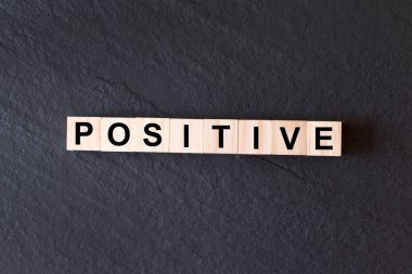 Tahta oyuncak bloklarının düz yatışı - pozitif