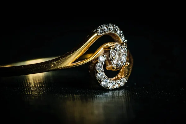 매크로는 어두운 배경에서 다이아몬드 반지를 촬영했습니다 로열티 프리 스톡 이미지