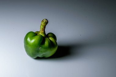 Sağdaki metin için beyaz arkaplan ve boşluk içerisindeki izole edilmiş yeşil bir başörtüsü