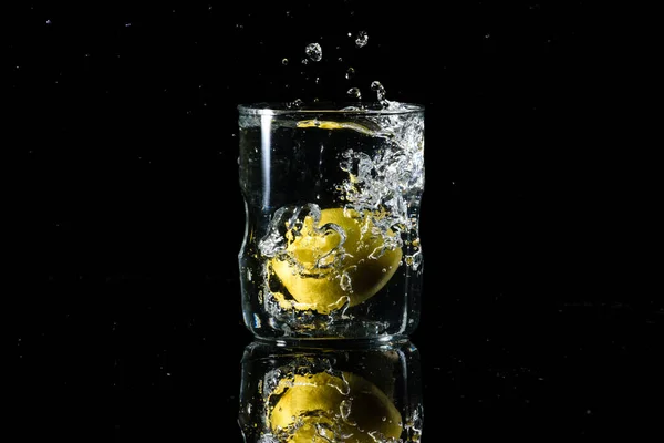 Vaso Agua Colocado Una Superficie Reflectante Con Fondo Negro Agua —  Fotos de Stock