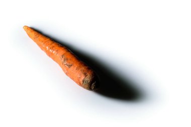 Beyaz arka planda izole edilmiş çiğ bir havuç.