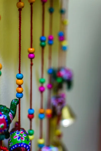 Objetos Esféricos Multicoloridos Sendo Pendurados Cordas Vermelhas Brinquedo Para Bebés — Fotografia de Stock