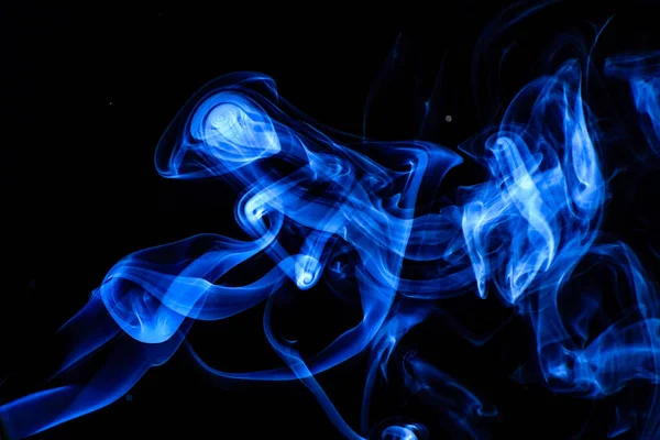 Blauw Gekleurde Opgeblazen Rook Een Donkere Achtergrond — Stockfoto