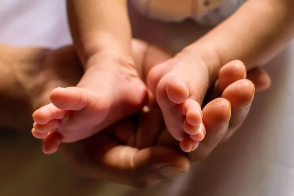 Feet Newborn Resting Palm Mother Selective Focus Toe Tips — Stock Photo, Image