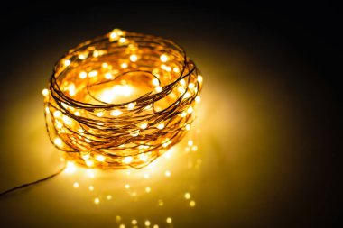 Yansıtıcı bir yüzeye yerleştirilmiş süsleme için sarı renkli ışık zinciri