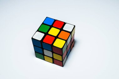 Beyaz arkaplanda Rubik küpünü izole ettim.