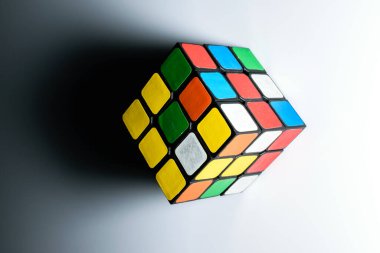 Rubik küpünü gölgesi ile izole ettim. Beyaz arkaplan