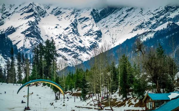 Пейзаж Покрытой Снегом Долиной Соснами Горами — стоковое фото