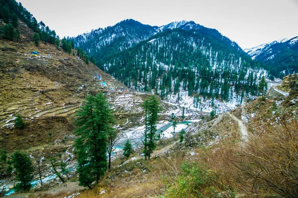 Sungai Dengan Air Kristal Jernih Mengalir Melalui Lembah Dengan Gunung — Stok Foto