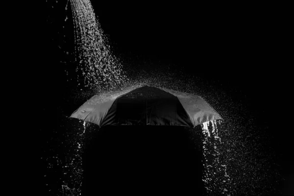 Goccia Pioggia Sfondo Nero — Foto Stock