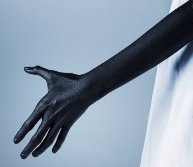 Beyaz arka planda korkunç bir siyah el.