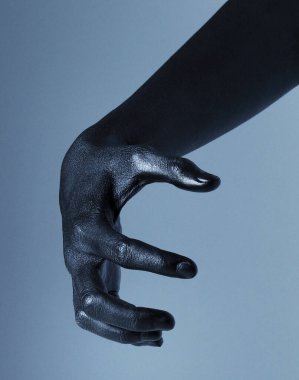 Beyaz arka planda korkunç bir siyah el.