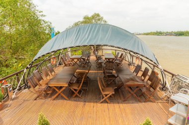 Mekong Eyes Classic 'in terası Güney Vietnam' daki uçsuz bucaksız Mekong Deltası 'nın su yollarında özel bir nehir gezisi..