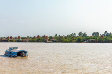 Mekong Deltası 'nda renkli bir nakliye gemisi. Tuğla yapımı için arka kubbeleri var. Vietnam..