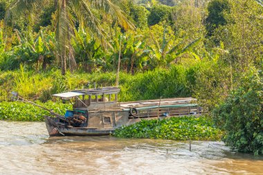 Mekong Delta / Vietnam - 04 Mart 2019: Mekong Deltası 'nın Riverside' ında bir çiftçinin teknesi.