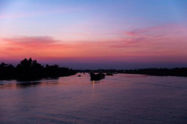 Mekong Nehri üzerinde gün batımında, Mekong Deltası, Vietnam..