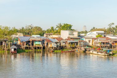 Can Tho, Vietnam 'daki Mekong Nehri' nin Riverside 'ındaki tipik evler..