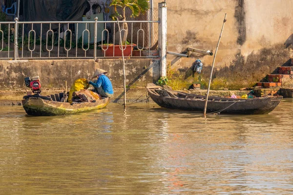 Vietnamlı Bir Kadın Gün Batımında Mekong Deltası Nda Bir Teknede — Stok fotoğraf