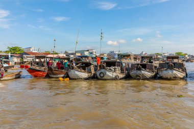 Can Tho / Vietnam - 05 Mart 2019: Cai Rang yüzen pazarında tekneler.