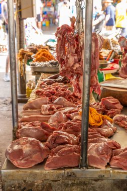 Geleneksel bir sokak pazarında çiğ et satmak, Can Tho, Vietnam.