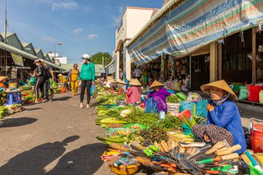 Can Tho / Vietnam - Mart 05 2019: Geleneksel bir sokak pazarında taze sebzeler.