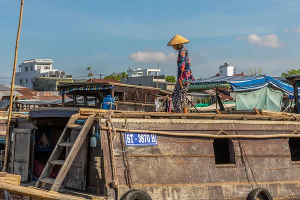 Can Tho Vietnam Março 2019 Uma Mulher Idosa Barco Mercado — Fotografia de Stock