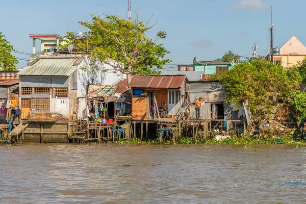 カントー ベトナム 2019年3月5日 ハウ川の川岸で釣りをしている男 メコンデルタの典型的な住宅 — ストック写真